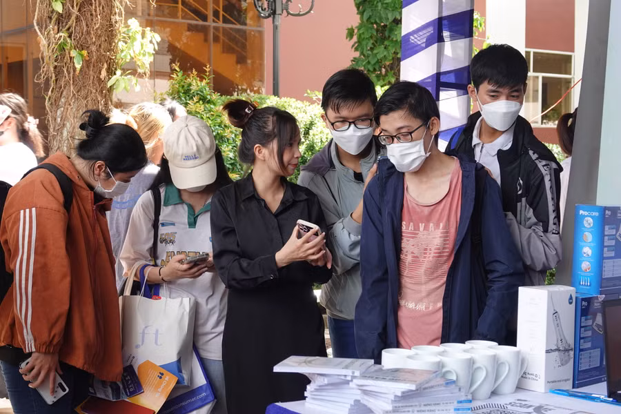 Sinh viên tìm hiểu thông tin việc làm tại ngày hội. Ảnh: Nguyễn Ngọc