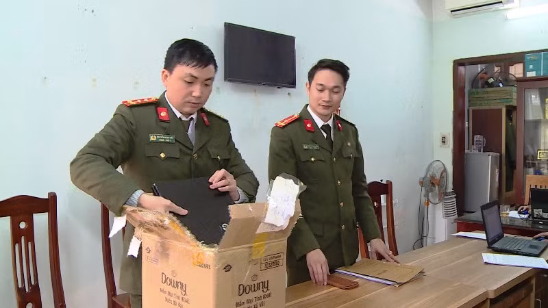 Công an TP.Thanh Hóa kiểm tra các tài liệu có liên quan đến hoạt động sinh hoạt đạo trái phép của Đỗ Viết Trường. Ảnh: Công an Thanh Hóa cung cấp.