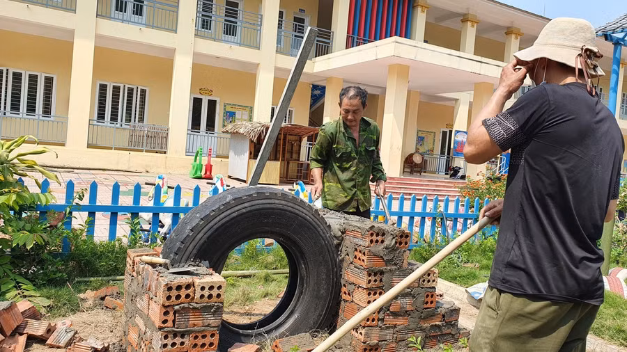Phụ huynh hỗ trợ ngày công xây dựng cảnh quan nhà trường xanh sạch đẹp.