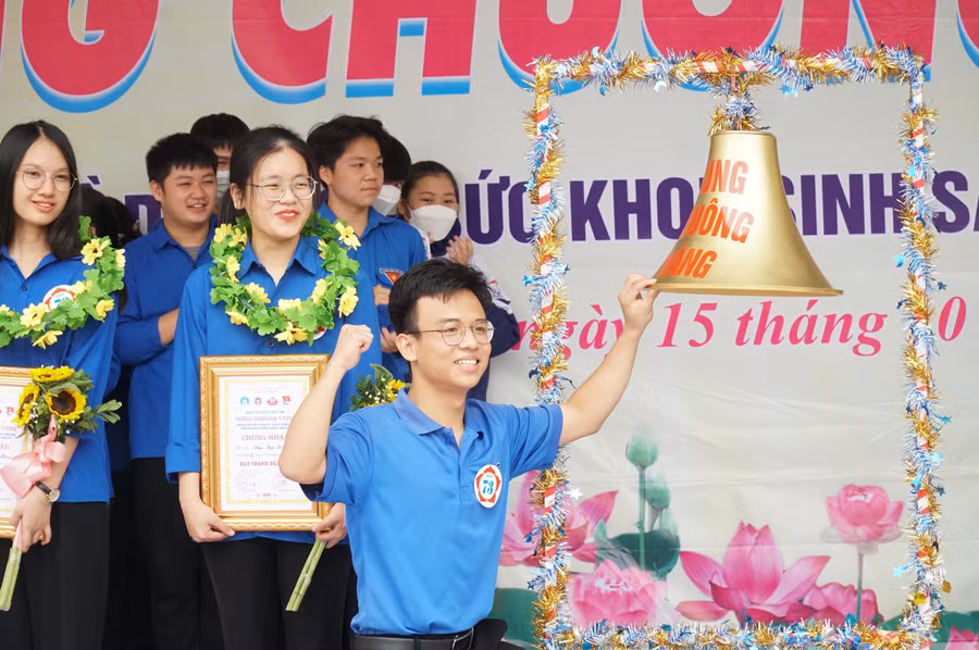 Học sinh thi Rung chuông vàng.