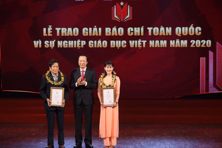 Thứ trưởng Phạm Ngọc Thưởng trao giải Nhân vật ấn tượng cho nhà giáo Nguyễn Văn Bôn và cô giáo Trà Thị Thu