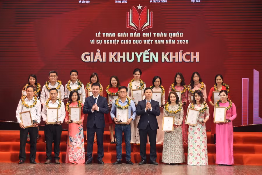 Ông Triệu Ngọc Lâm, Tổng biên tập Báo Giáo dục và Thời đại (hàng đầu thứ tư từ trái sang) cùng ông Nguyễn Văn Cừ, Phó Chánh văn phòng Bộ GD&amp;ĐT, trao giải cho các tác giả đoạt giải Khuyến khích.