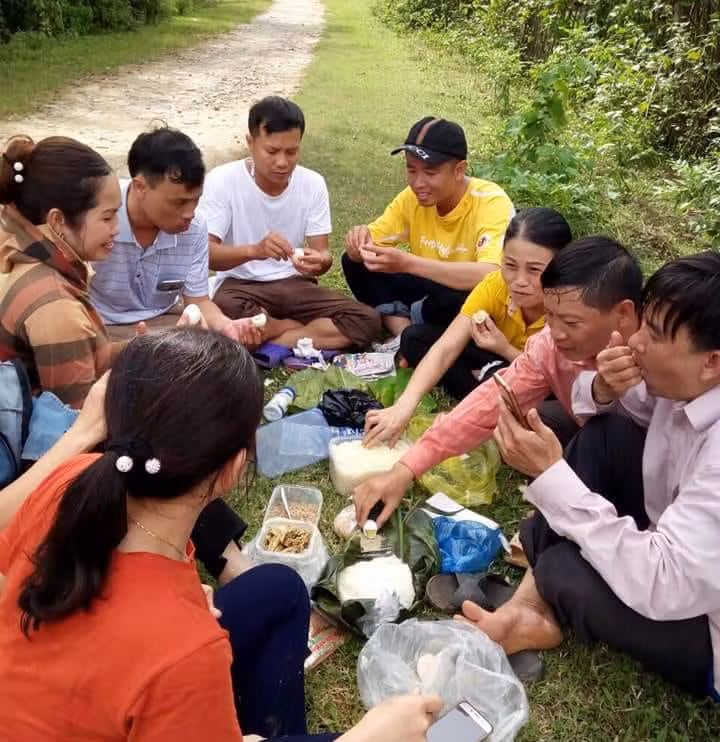 Bữa ăn trưa của các thầy cô dọc đường sau đó tiếp tục hành trình