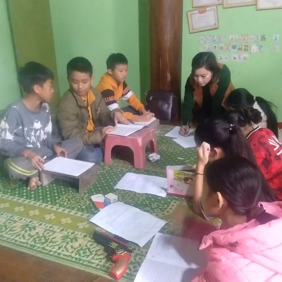 Nhiều bạn học sinh tập trung lại học nhóm và nhờ cô giáo giải đáp những bài chưa hiểu
