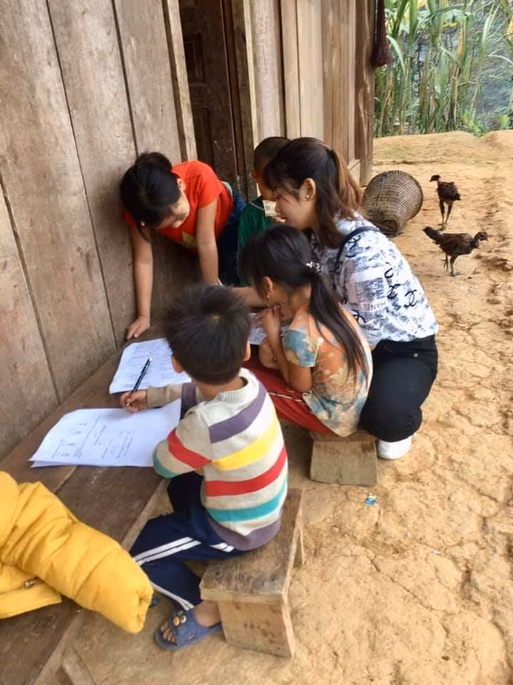Không gian học tập của học sinh ở các bản làng vùng cao có thể ở bên bếp lửa, trước hiên nhà...