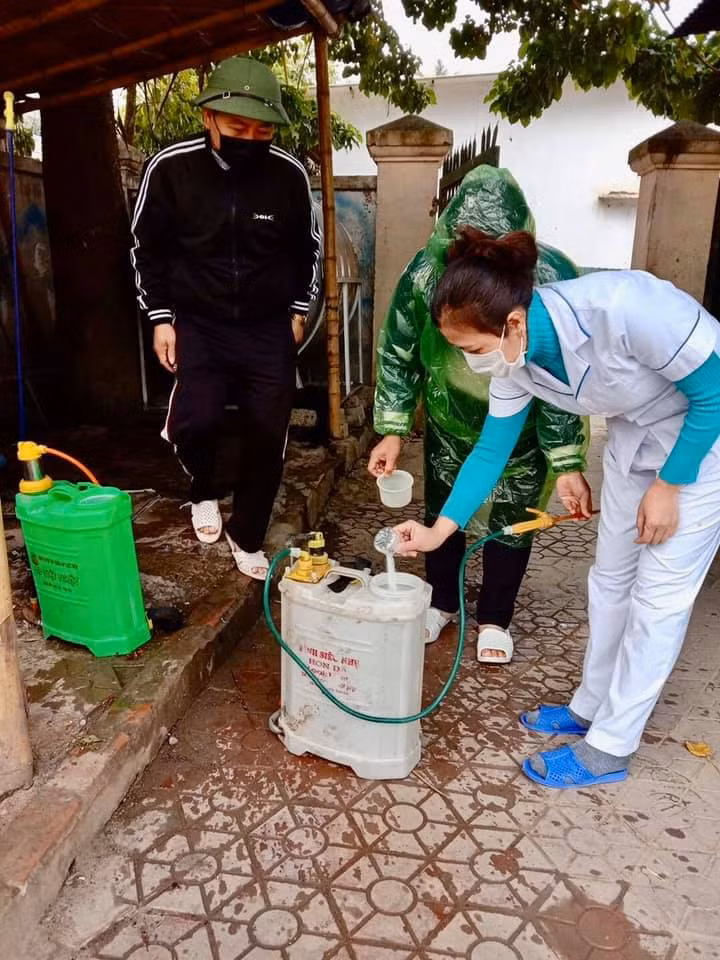 Trong thời gian nghỉ, các trường phối hợp với Trung tâm y tế phun hóa chất khử khuẩn trường học phòng chống dịch bệnh Covid-19