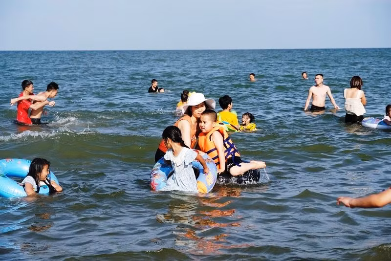 ...và tắm dưới biển.