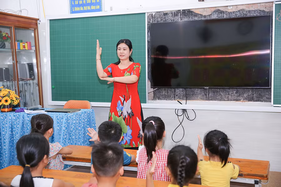 Các con học cách giơ tay khi muốn phát biểu ý kiến hay xin phép cô giáo ra ngoài.