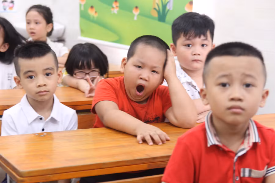 Một cậu bé có vẻ còn chưa quen với giờ giấc mới khi lên tiểu học.