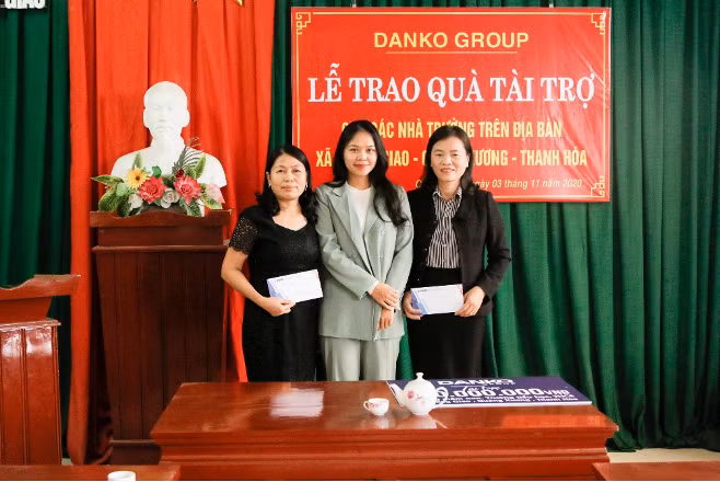 Đại điện các nhà trường nhận quà tài trợ