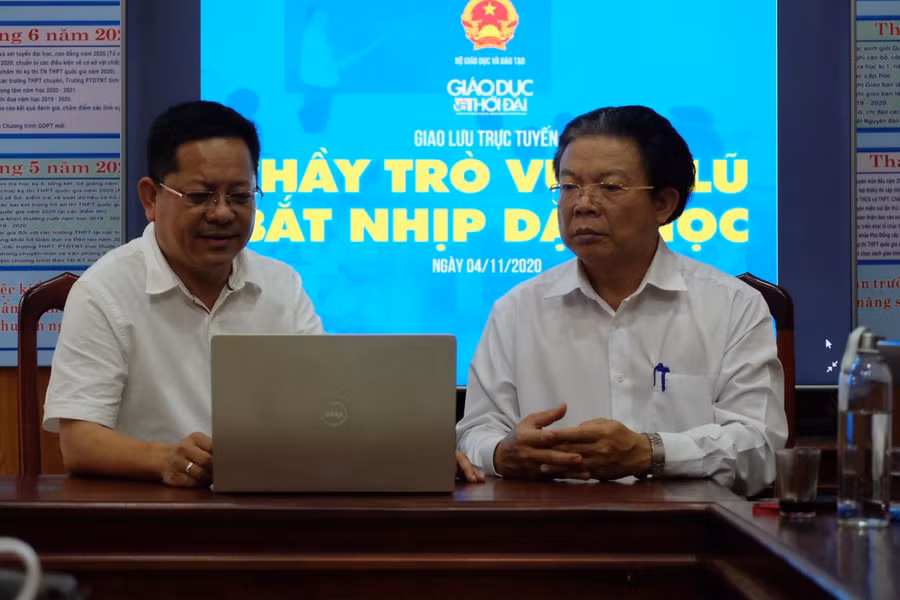 Ông Hà Thanh Quốc ( bên phải) đang giao lưu cùng độc giả báo GD&amp;TĐ tại điểm cầu Quảng Nam