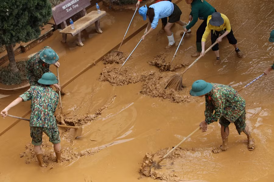 Lực lượng Quân đội, Công an giúp đỡ các trường học vùng lũ dọn vệ sinh trường học