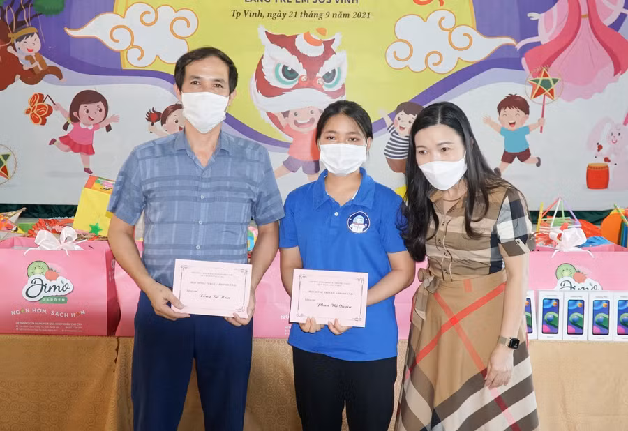 Trường Phổ thông Hermann Gmeiner Vinh trao học bổng cho học sinh của Làng trẻ em SOS đâu ĐH điểm cao.