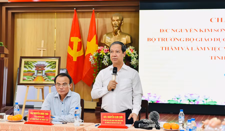 Bộ trưởng Bộ GD&ĐT Nguyễn Kim Sơn thăm và làm việc tại Sở GD&ĐT tỉnh Quảng Ngãi.