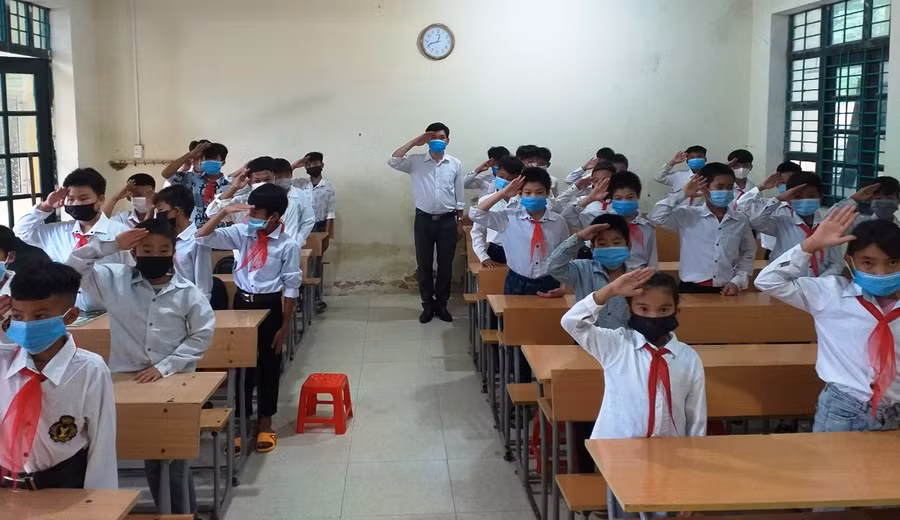 Học sinh Trường PTDTBT - THCS Tam Thanh (Quan Sơn, Thanh Hóa) chào cờ trong lớp.