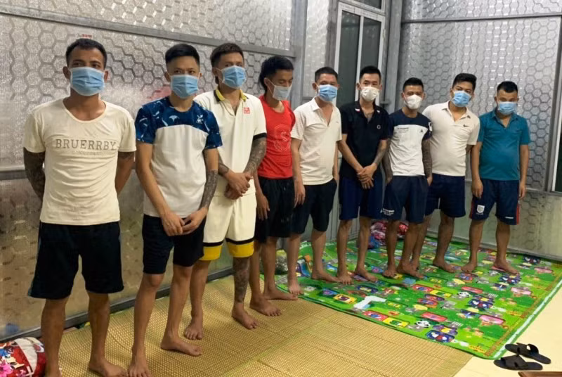 Nhóm nghi phạm đánh bạc bị Công an bắt quả tang. Ảnh: Công an Thanh Hóa cung cấp.