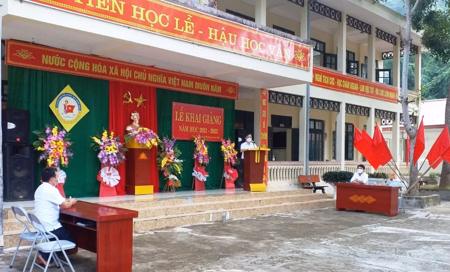 Trường PTDTBT-THCS Tam Thanh (Quan Sơn) trang hoàng cờ hoa trong buổi lễ khai giảng, nhưng học sinh không được tập trung ở ngoài trời.