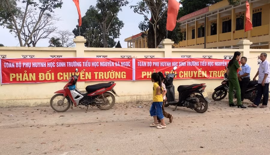Phụ huynh treo băng zôn ở tường rào Trường Tiểu học Nguyễn Bá Ngọc, thị trấn Triệu Sơn, (Thanh Hóa). Ảnh: TL