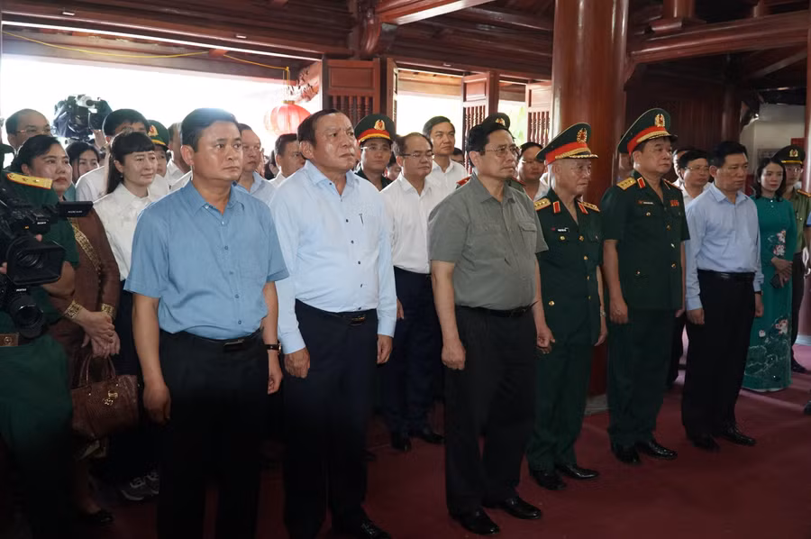 Đoàn công tác dâng hương lên anh linh Chủ tịch Hồ Chí Minh và các Anh hùng liệt sỹ nhân dịp 75 năm ngày Thương binh - Liệt sĩ.