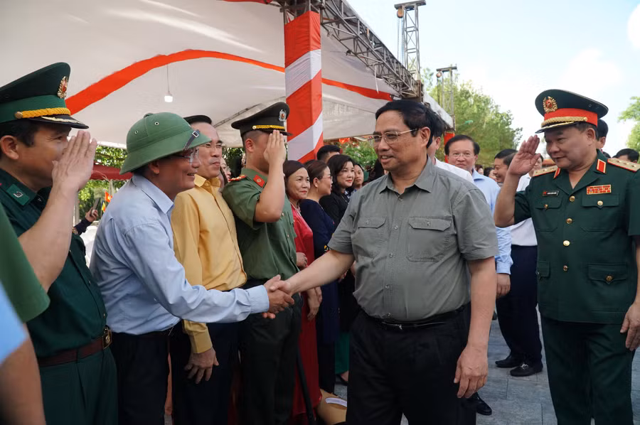 Thủ tướng thăm hỏi, trò chuyện cùng cán bộ, chiến sĩ, nhân dân tại huyện Anh Sơn, Nghệ An.