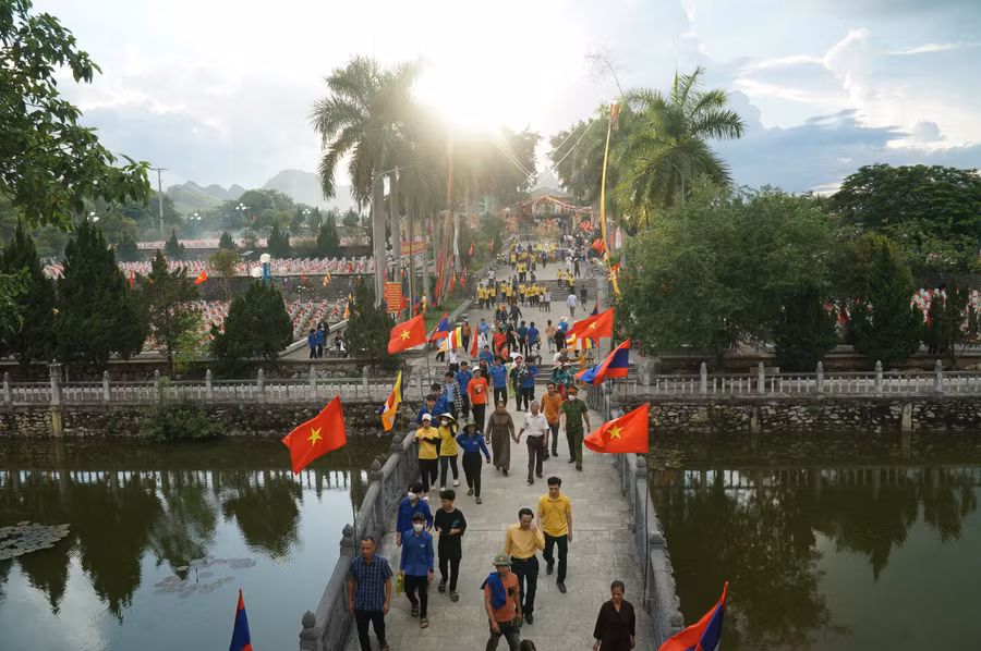 Nghĩa trang quốc tế Việt - Lào là nơi tiếp nhận, chăm sóc gần 11 nghìn phần mộ liệt sỹ. Nhân dịp ngày thương binh liệt sỹ (27/7), bà con nhân dân từ khắp mọi miền Tổ quốc cũng đến viếng thăm, tri ân các anh hùng liệt sỹ an nghỉ tại nghĩa trang.