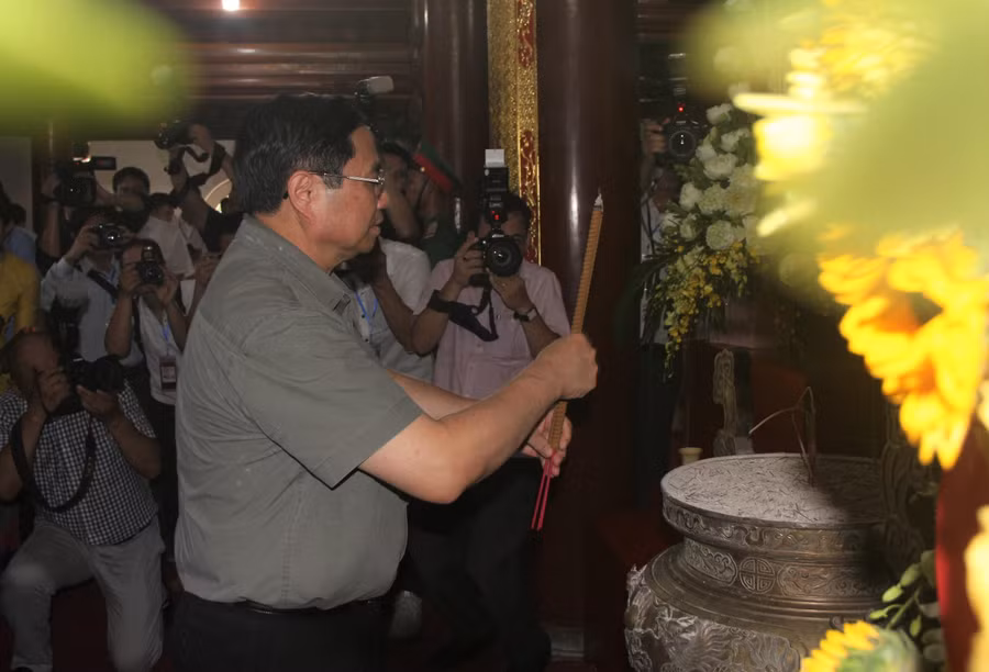Thủ tướng Phạm Minh Chính - Trưởng đoàn công tác dâng hương, thể hiện lòng tri ân đến anh linh Chủ tịch Hồ Chí Minh và các Anh hùng liệt sỹ tại Nhà tưởng niệm - Nghĩa trang quốc tế Việt - Lào.
