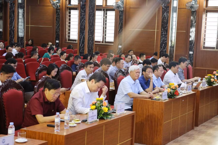 Các đại biểu tham dự buổi làm việc của Thứ trưởng Bộ Thông tin và Truyền thông với Trường ĐH Vinh. Ảnh: Hồ Lài.