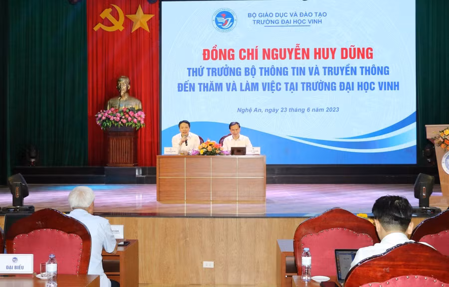 Quang cảnh buổi làm việc.