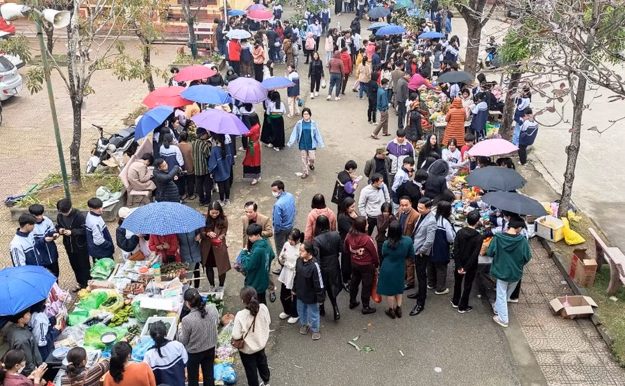 Phiên chợ được tổ chức trong khuôn viên nhà trường. Phiên chợ được tổ chức trong khuôn viên nhà trường.