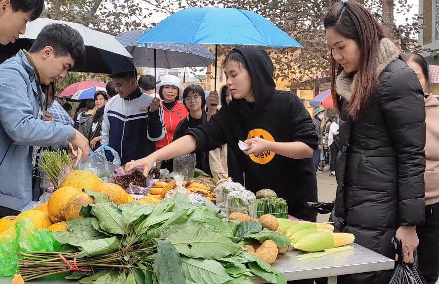 Phụ huynh tham gia mua hàng tại "Phiên chợ vùng cao". Phụ huynh tham gia mua hàng tại "Phiên chợ vùng cao".