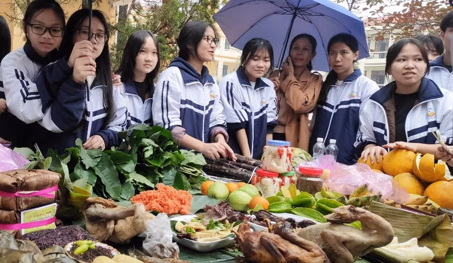 Nhiều món ăn mang đậm bản sắc dân tộc vùng núi được bày bán tại gian hàng các lớp. Nhiều món ăn mang đậm bản sắc dân tộc vùng núi được bày bán tại gian hàng các lớp.
