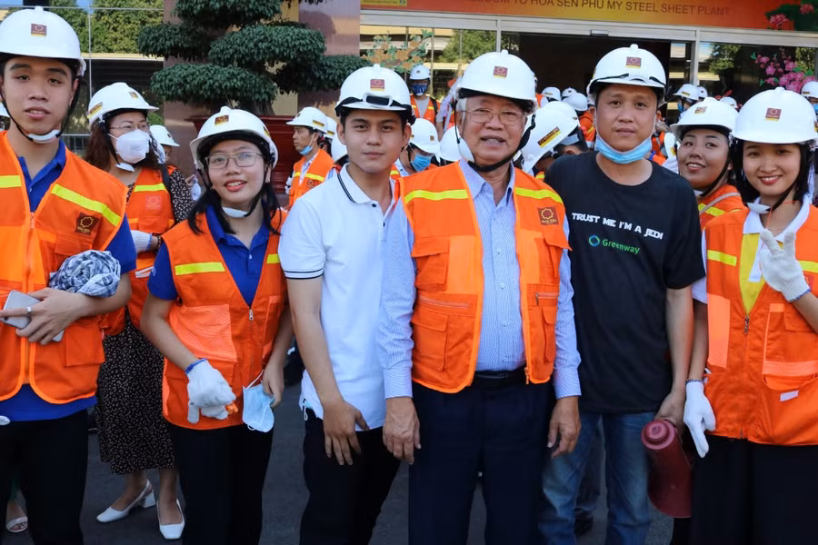 TS Mai Xuân Thiệu cùng với sinh viên chuyên ngành Logistics Đại học Bà Rịa - Vũng Tàu