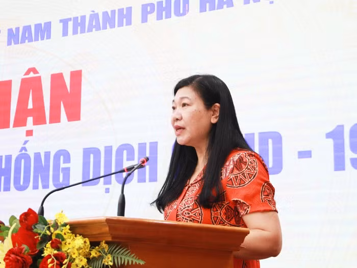 Chủ tịch Ủy ban MTTQ Việt Nam TP Hà Nội Nguyễn Lan Hương phát biểu cảm ơn các nhà hảo tâm