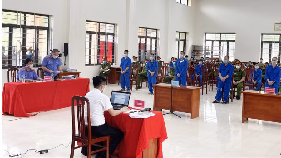 Viện kiểm sát nhân dân tỉnh Quảng Ninh phối hợp với Toà án nhân dân tỉnh tổ chức 02 phiên toà lưu động xét xứ sơ thẩm 11 bị cáo về tội “ tổ chức cho người khác xuất, nhập cảnh trái phép”.