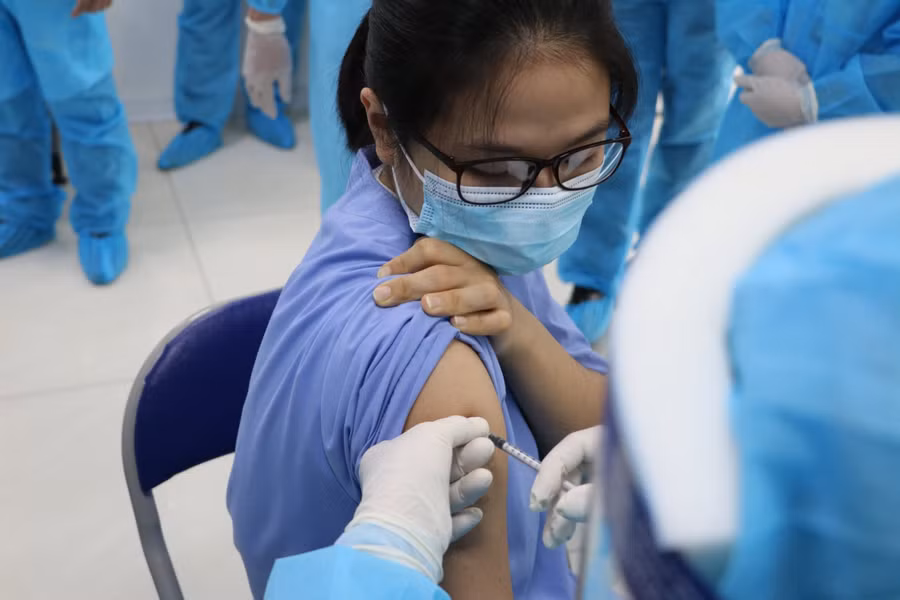 Đại dịch Covid–19: Kiến nghị chiến lược tiêm vắc xin hiệu quả cao trong điều kiện thiếu vắc xin ảnh 6