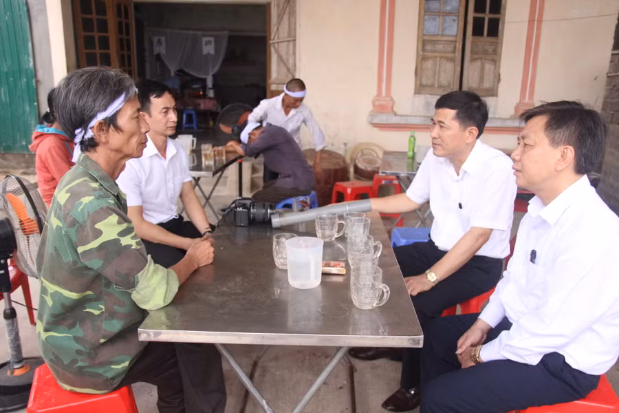 Lãnh đạo Sở GD&ĐT Nghệ An thăm hỏi gia đình học sinh bị đuối nước. Lãnh đạo Sở GD&ĐT Nghệ An thăm hỏi gia đình học sinh bị đuối nước.