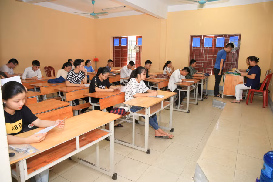 Thí sinh kiểm tra thông tin trên thẻ dự thi