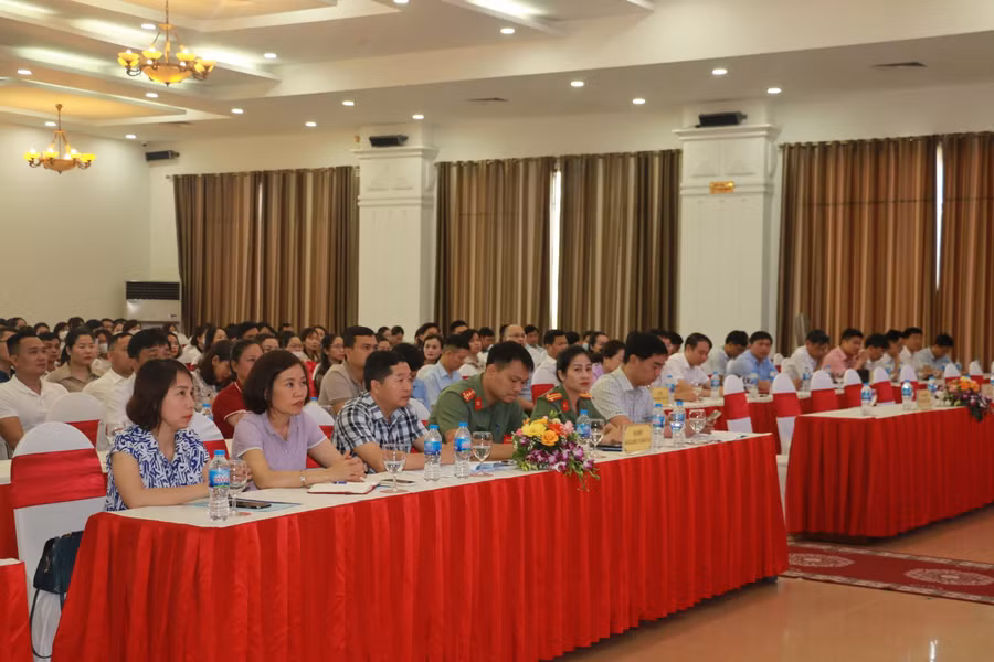 Đại diện các sở, ban, ngành liên quan tại Nghệ An tham dự Hội nghị Trung tâm ngoại ngữ, kỹ năng sống và ngoài giờ chính khóa.