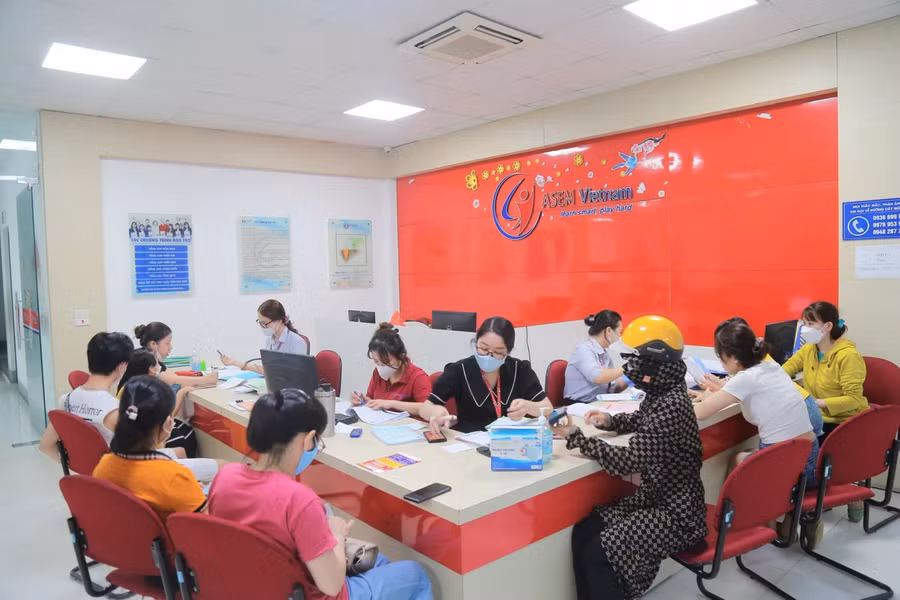 Nhiều trung tâm ngoại ngữ tại Nghệ An đã hoạt động ổn định trở lại sau dịch, thu hút đông đảo phụ huynh, học sinh đăng ký theo học.