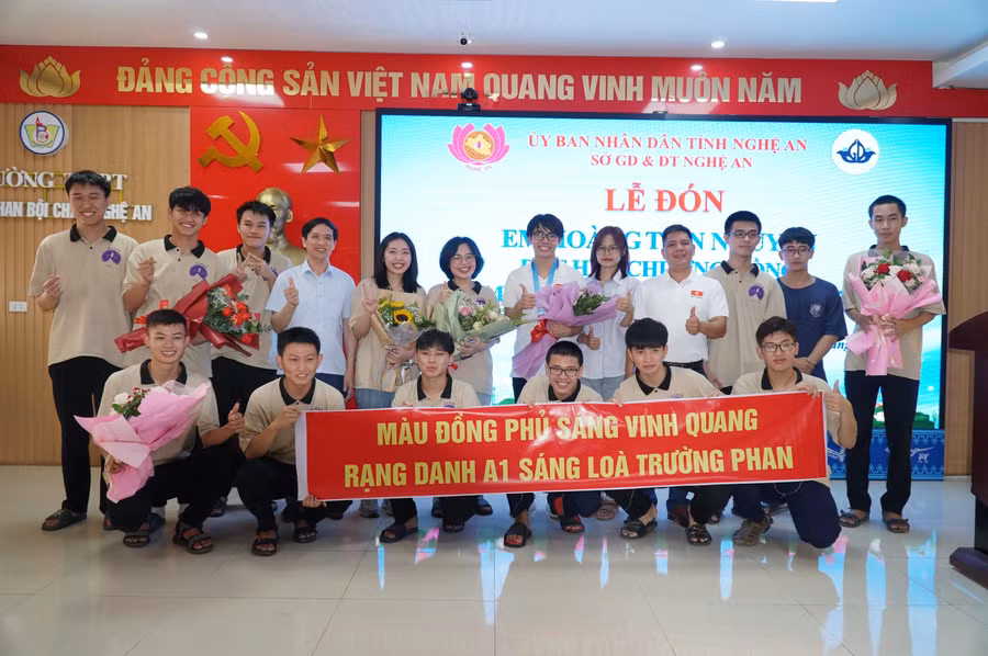 Hoàng Tiến Nguyên và thầy giáo, các bạn lớp chuyên Toán 12A1 - Trường THPT chuyên Phan Bội Châu (Nghệ An).