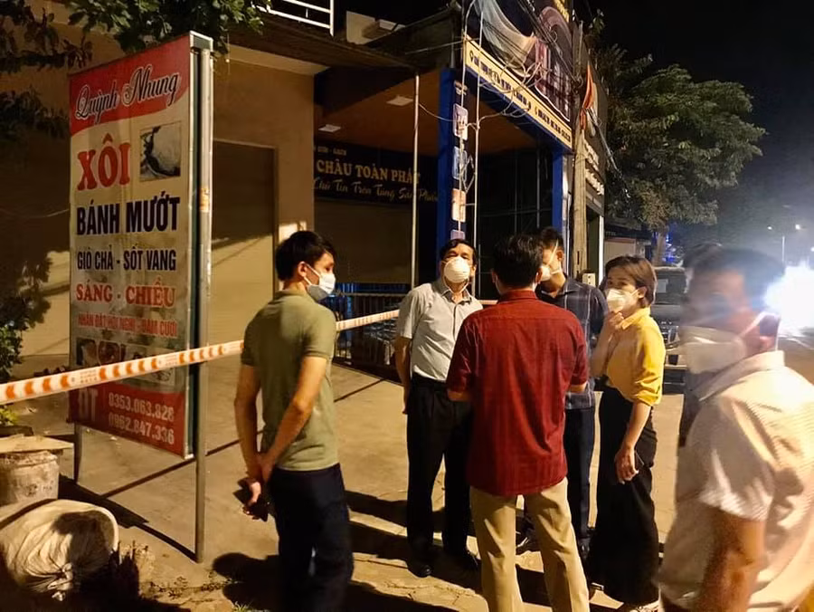 Lực lượng chức năng thị xã Hoàng Mai khoanh vùng, phong tỏa những địa điểm liên quan tới ca bệnh nhân Covid-19