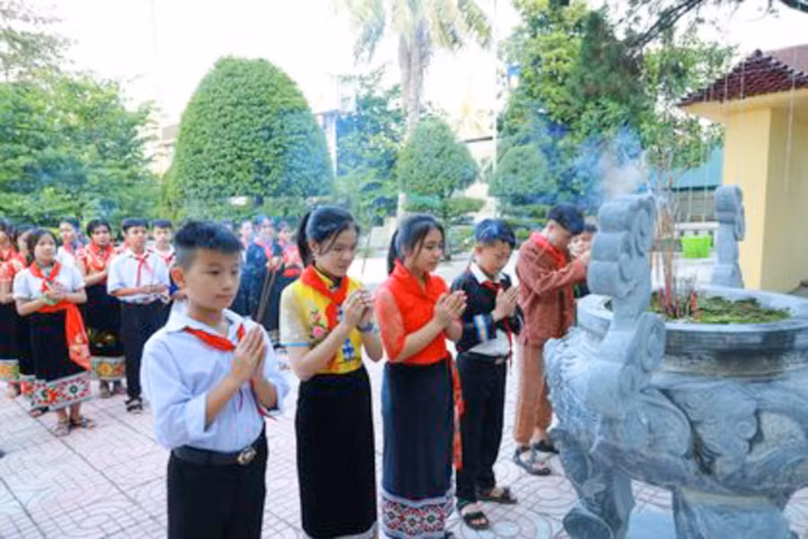 Nhà trường chú trọng giáo dục truyền thống cho học sinh.