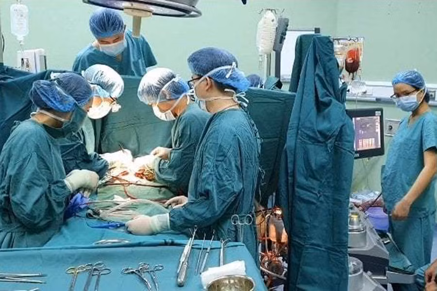 Các y bác sĩ đang thực hiện ca phẫu thuật.