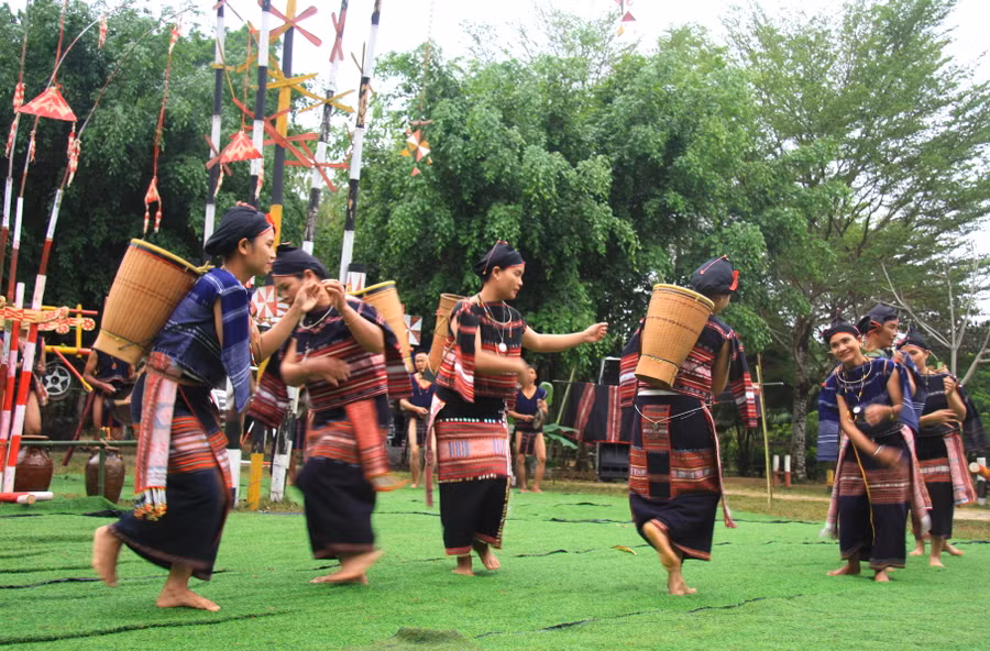 Với nét văn hóa dân gian đặc sắc, độc đáo của Lễ hội cầu an, người Ba Na ở làng Stơr, xã Tơ Tung, huyện Kbang (tỉnh Gia Lai) đã luôn gìn giữ, kế thừa và phát huy được những giá trị bản sắc văn hóa của dân tộc mình.