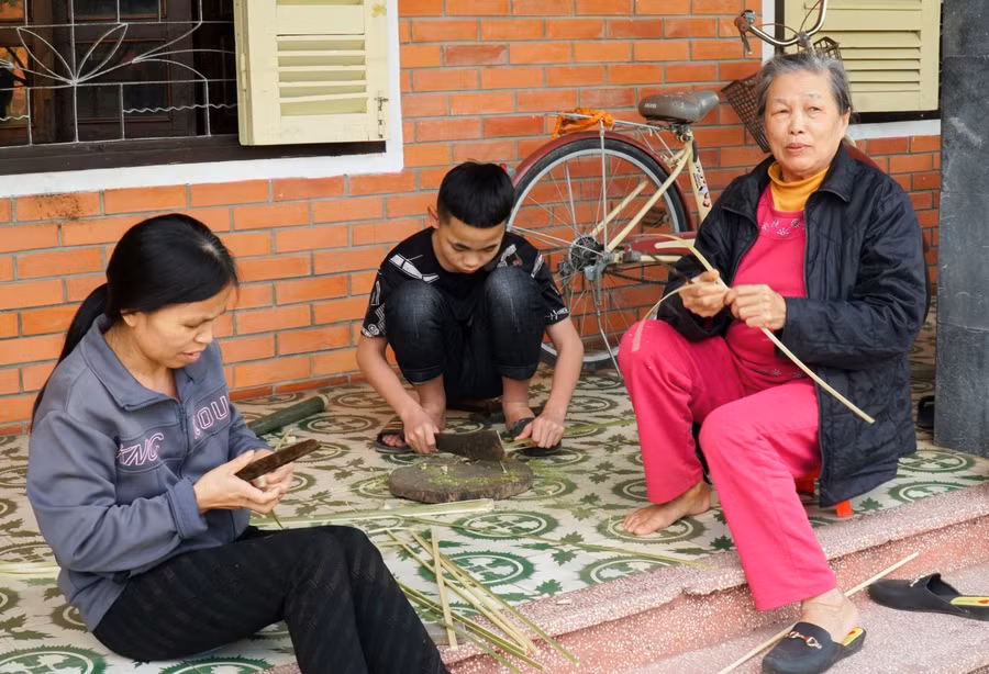 Mẹ Nguyễn Thị Nhân mong ngóng các con về làng ăn Tết.