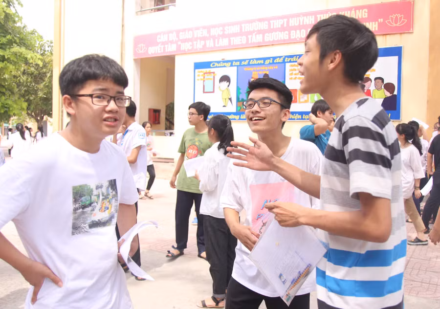 Thí sinh trao đổi với nhau về đề thi môn Ngữ văn