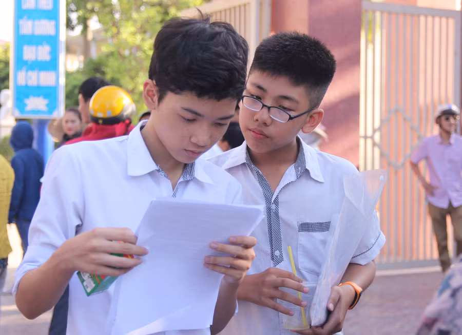 Thí sinh so sánh đáp án với nhau sau bài thi tổ hợp Ngoại ngữ - Lịch sử - Hóa học.