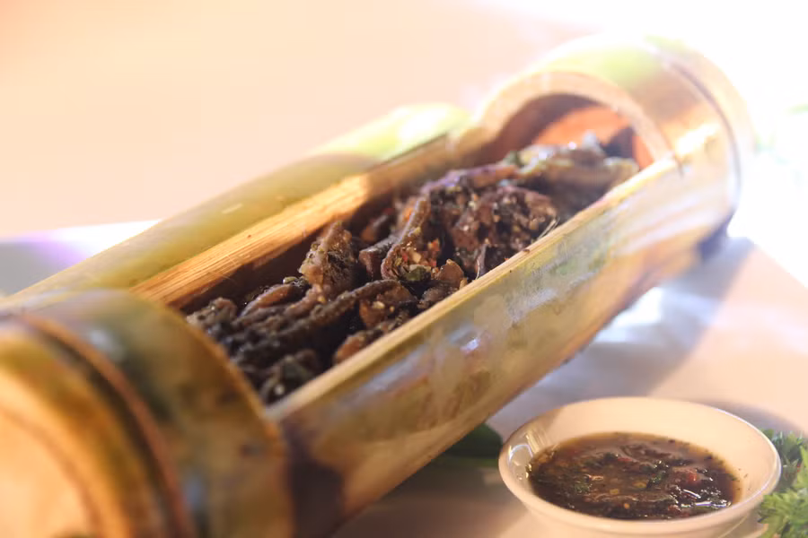 Món lươn nướng ống tre.