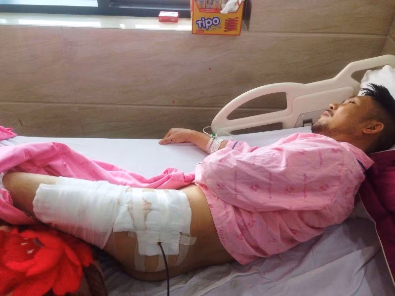 Anh Nguyễn Văn Trung đang được điều trị tại Bệnh viện Đa khoa Quốc tế Hợp Lực (huyện Tĩnh Gia, Thanh Hóa).