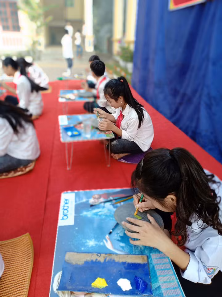 Các em háo hức và nhiệt tình tham gia thi